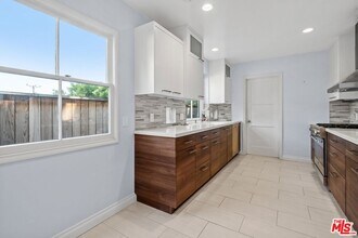 3709 Stone Canyon Ave in Los Angeles, CA - Building Photo - Building Photo