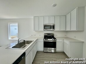 577 Rogers Pike in San Antonio, TX - Building Photo - Building Photo