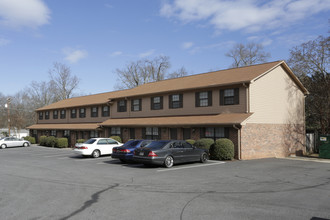 Oak Tree in Fountain Inn, SC - Foto de edificio - Building Photo