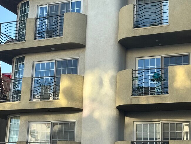 1817 Selby Ave, Unit 1817 Selby Ave unit 205 in Los Angeles, CA - Foto de edificio - Building Photo