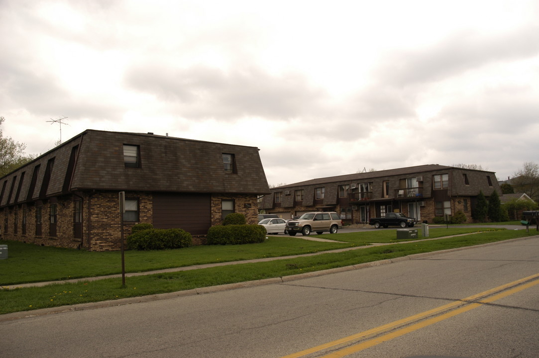 4003 W Lillian St in McHenry, IL - Building Photo