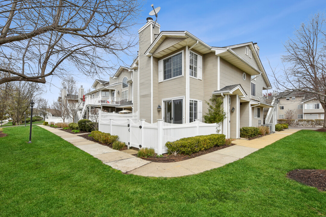73 Ashley Ct in Bedminster, NJ - Building Photo