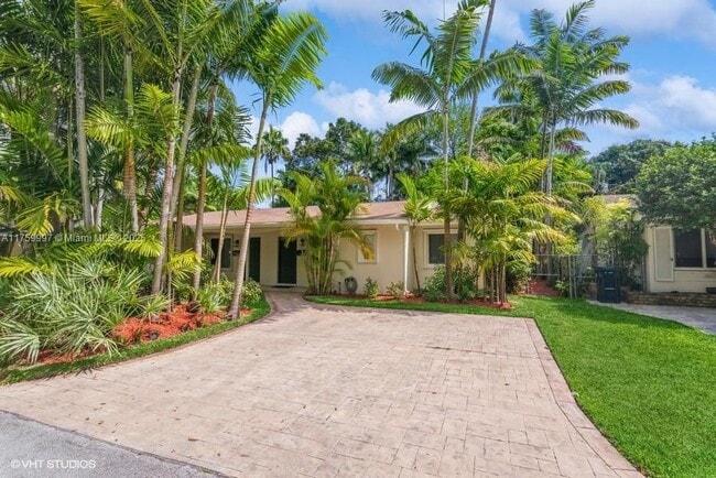 11013 SW 79th Ave in Pinecrest, FL - Foto de edificio - Building Photo