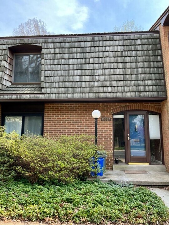 10897 Deborah Dr in Potomac, MD - Building Photo
