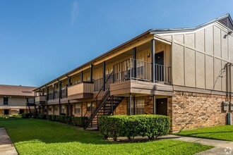 Castlewood Apartments in Shreveport, LA - Foto de edificio - Building Photo