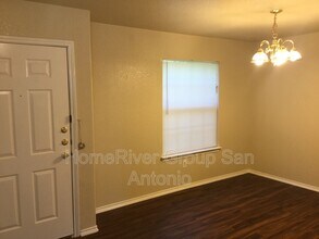 1102 Autumn Moon in San Antonio, TX - Foto de edificio - Building Photo