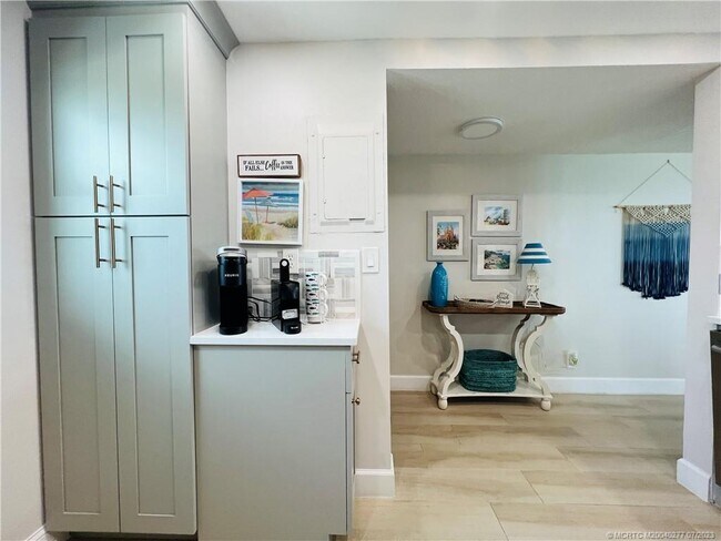 9400 S Ocean Dr in Jensen Beach, FL - Foto de edificio - Building Photo