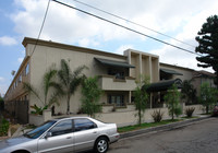 Majestic Luna in Canoga Park, CA - Foto de edificio - Building Photo