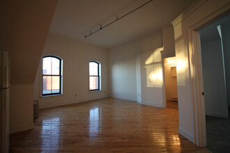 585 Congress St in Portland, ME - Building Photo - Interior Photo