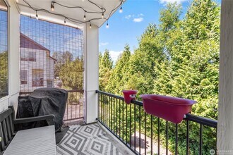 14715 Admiralty Way in Lynnwood, WA - Building Photo - Building Photo