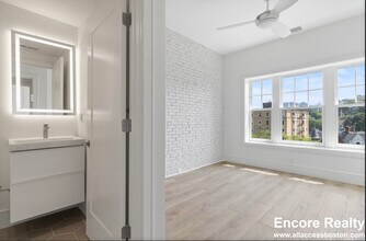 1580 Beacon St, Unit 3 in Brookline, MA - Building Photo - Building Photo