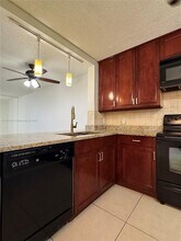 110 Lake Emerald Dr, Unit 405 in Oakland Park, FL - Foto de edificio - Building Photo