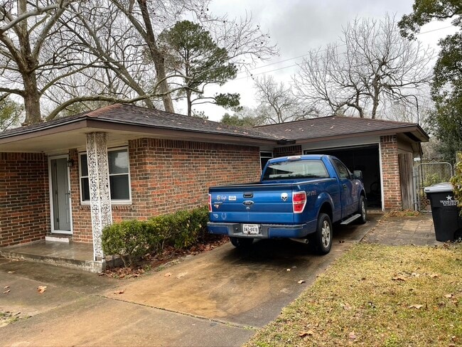 301 Cypress St in Alvin, TX - Foto de edificio - Building Photo