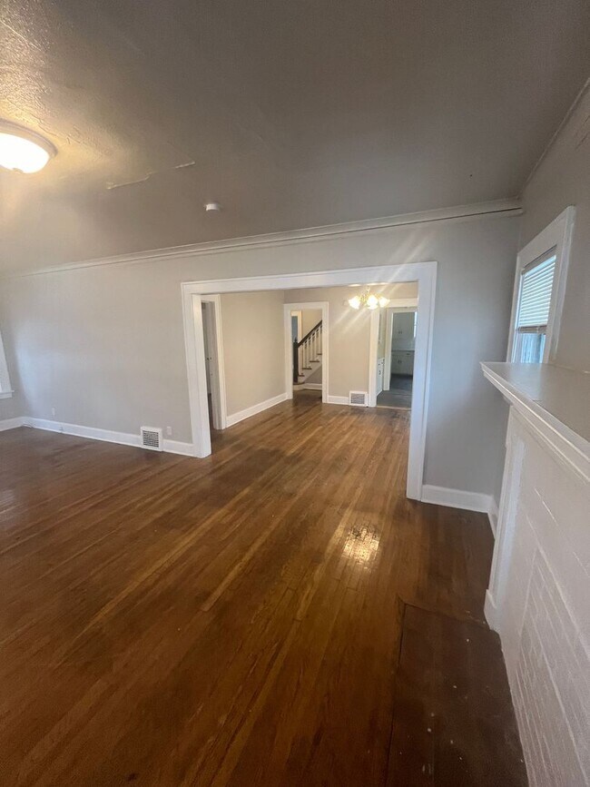 5330 Rockhill Rd in Kansas City, MO - Building Photo - Building Photo