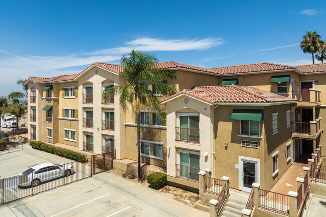 Poplar Street Apartments in Loma Linda, CA - Foto de edificio - Building Photo