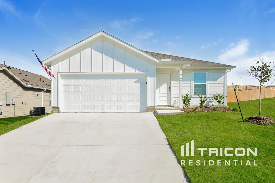 10700 Dusty Rnch Rd in Fort Worth, TX - Building Photo