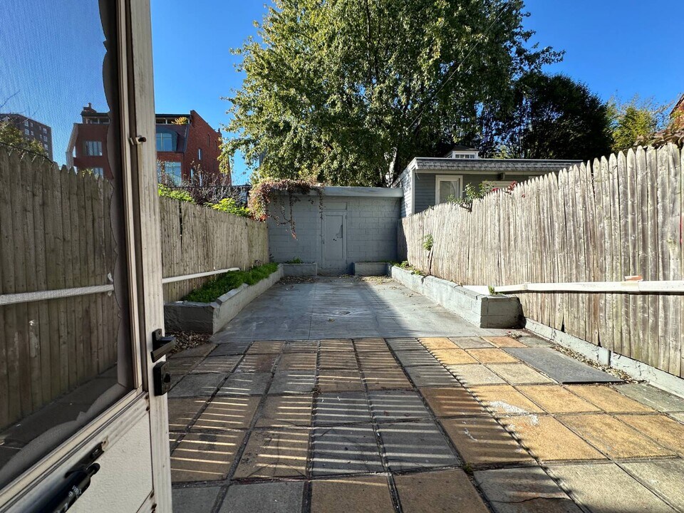 101 Pioneer St in Brooklyn, NY - Building Photo