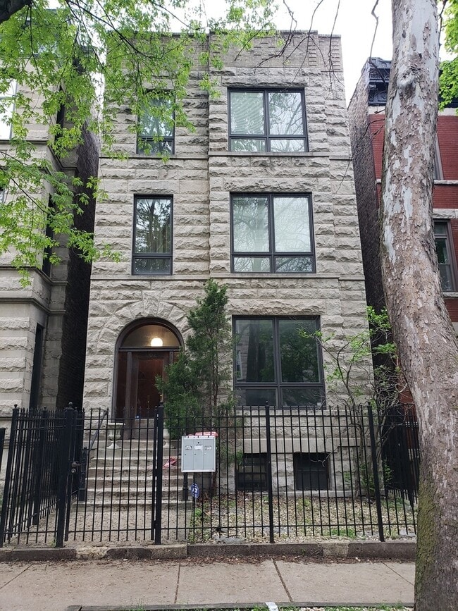 902 W Newport Ave