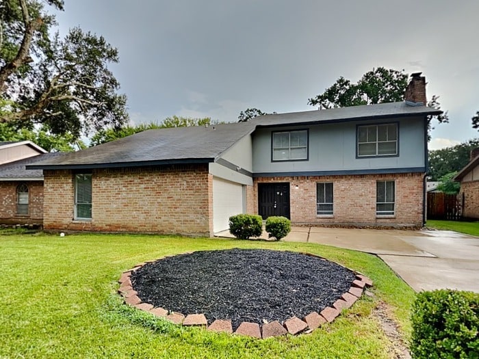 2111 Mustang Springs Dr in Missouri City, TX - Building Photo