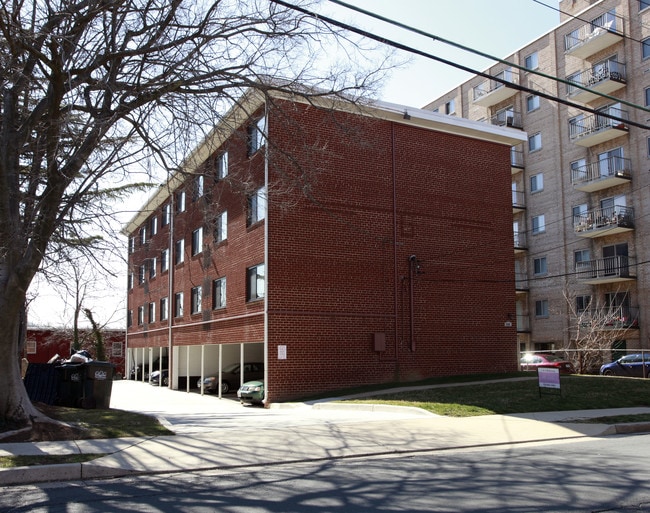 Heather Gardens Apartments in Arlington, VA - Foto de edificio - Building Photo