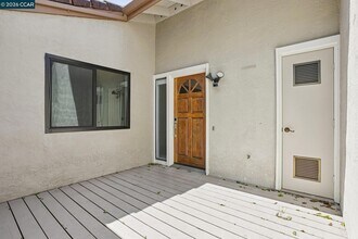 1541 Moraga Way in Moraga, CA - Foto de edificio - Building Photo