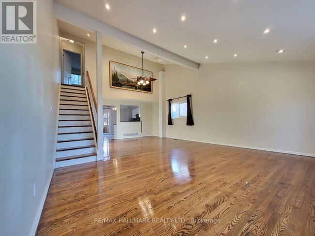 928 Wayne Dr in Newmarket, ON - Building Photo - Building Photo