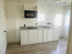 18548 Arminta St in Reseda, CA - Building Photo - Building Photo