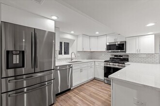 2221 W Winnemac Ave in Chicago, IL - Building Photo - Building Photo