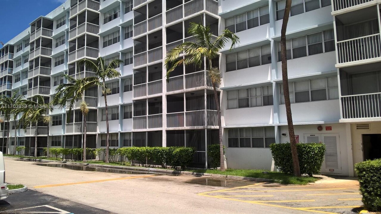 700 NW 214th St in Miami Gardens, FL - Building Photo