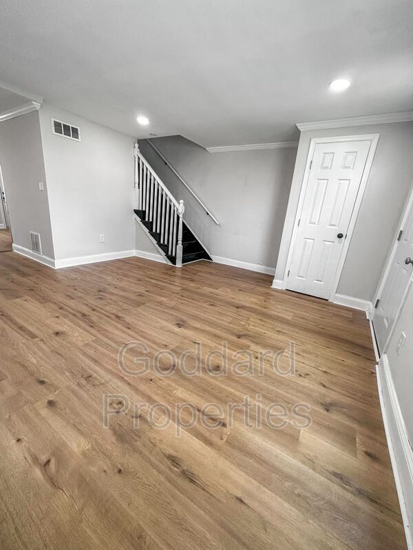 2073 Larkhall Rd in Dundalk, MD - Foto de edificio - Building Photo