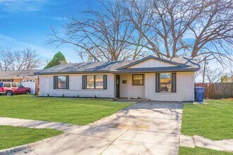 714 Pleasant Valley Rd in Garland, TX - Building Photo - Building Photo