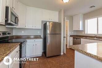 11145 W College Dr in Phoenix, AZ - Foto de edificio - Building Photo