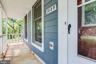 1550 Twisted Oak Dr in Reston, VA - Building Photo - Building Photo