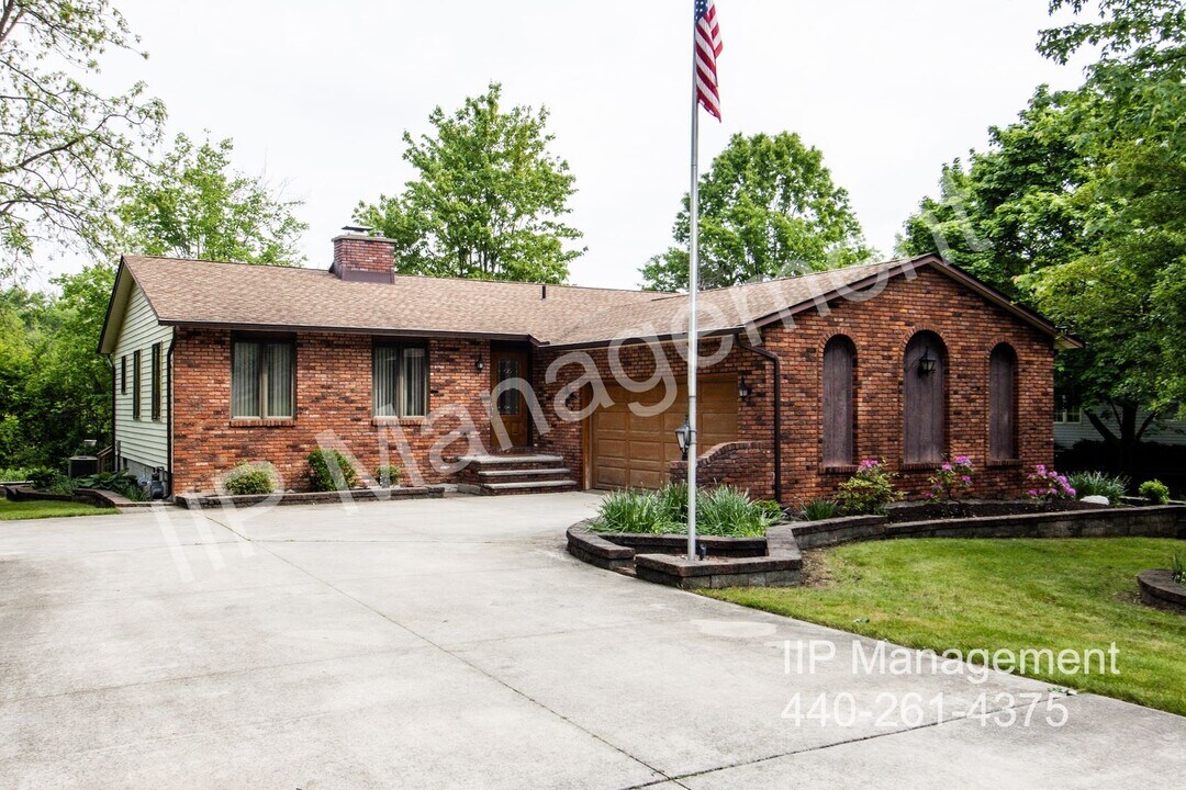 10247 Danvers Dr in Painesville, OH - Building Photo