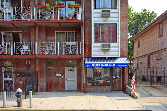 40-25 Gleane St in Flushing, NY - Foto de edificio - Building Photo