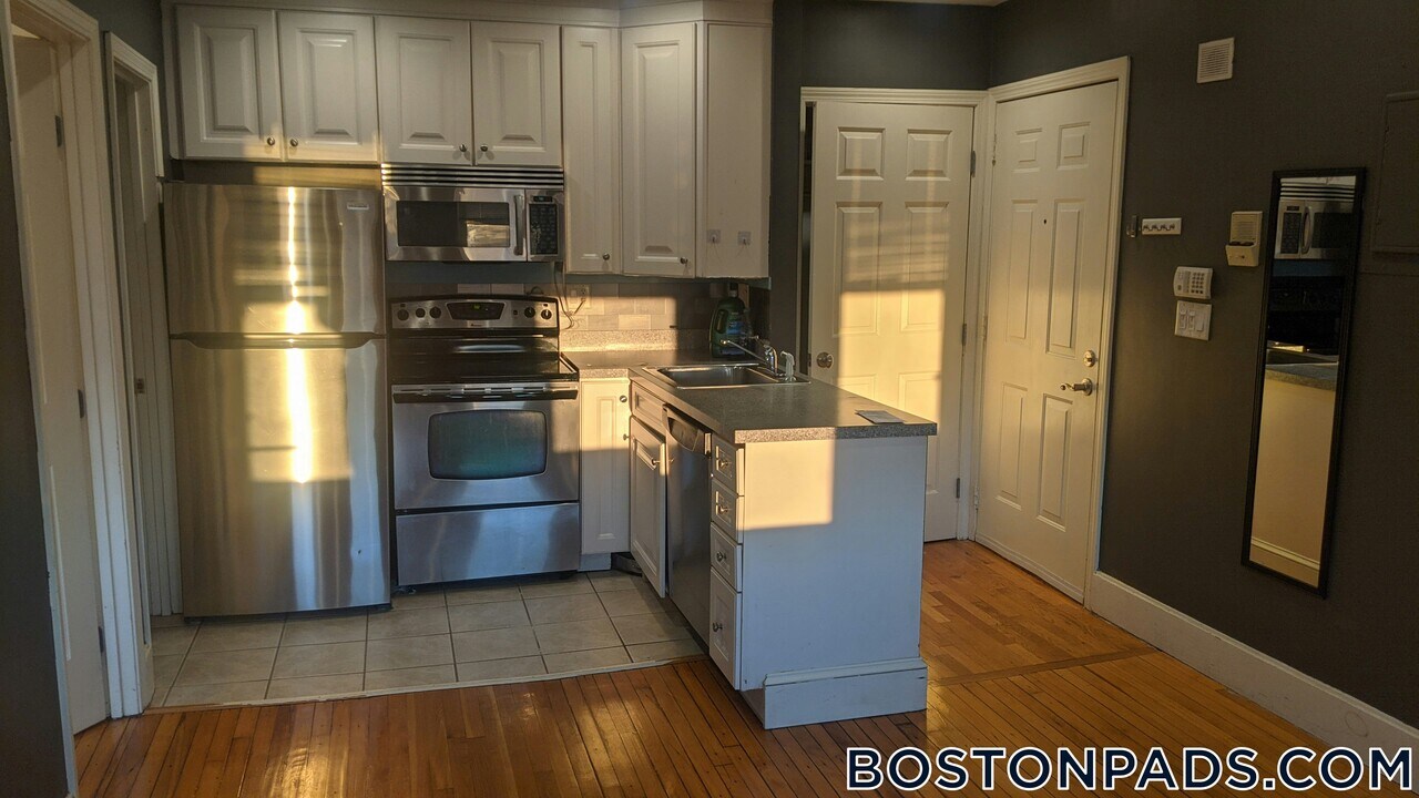 1 Centre St in Boston, MA - Building Photo