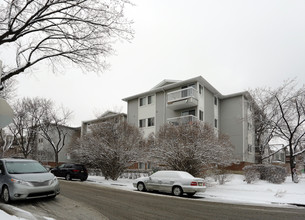 545 18th Ave SW in Calgary, AB - Building Photo - Building Photo