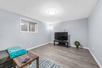 124 Savanna Dr NE in Calgary, AB - Building Photo - Building Photo