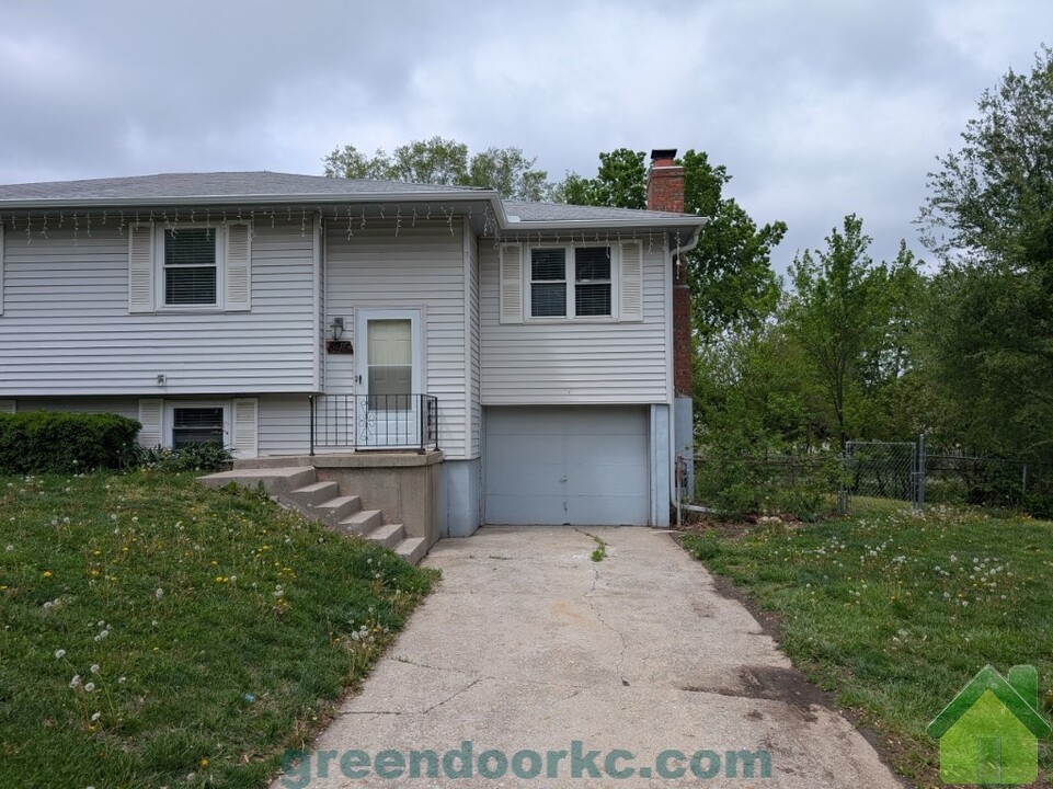 8914 Caenen Lake Rd in Lenexa, KS - Building Photo