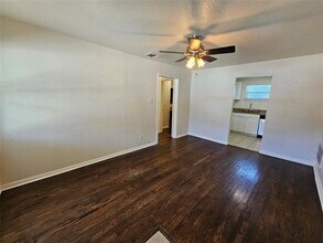 1526 Hillcrest St in Mesquite, TX - Foto de edificio - Building Photo