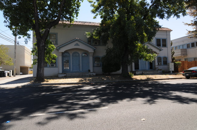 1128 11th St in Modesto, CA - Foto de edificio - Building Photo