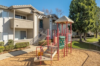 The Summit at Chino Hills Apartment Homes in Chino Hills, CA - Foto de edificio - Building Photo