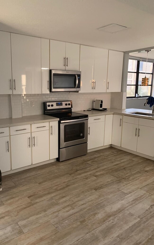 6475 W Oakland Park Blvd in Lauderhill, FL - Building Photo - Building Photo