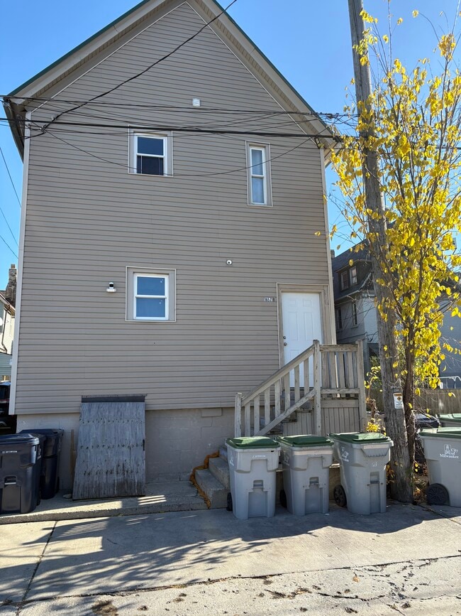 1657 S 11th St, Unit B in Milwaukee, WI - Foto de edificio - Building Photo