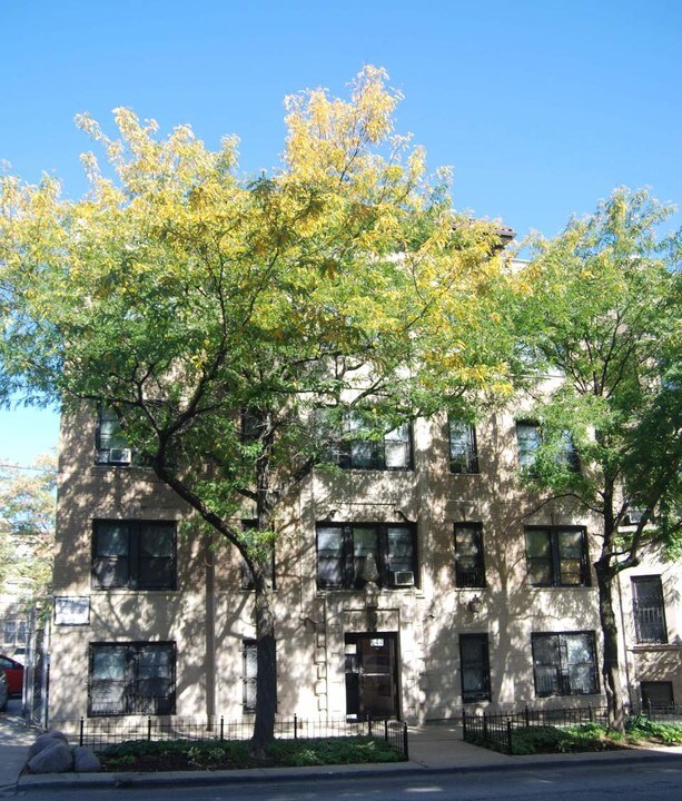 644 W Surf in Chicago, IL - Foto de edificio