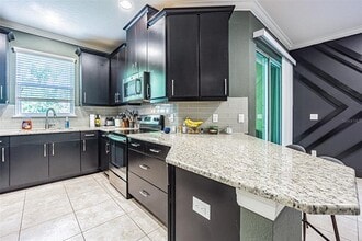 906 Vineyard Ln in Oldsmar, FL - Building Photo - Building Photo