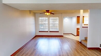 1327 E 21st Ter in Lawrence, KS - Foto de edificio - Building Photo