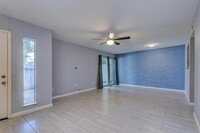 7905 Creekbend Dr in Houston, TX - Building Photo - Building Photo