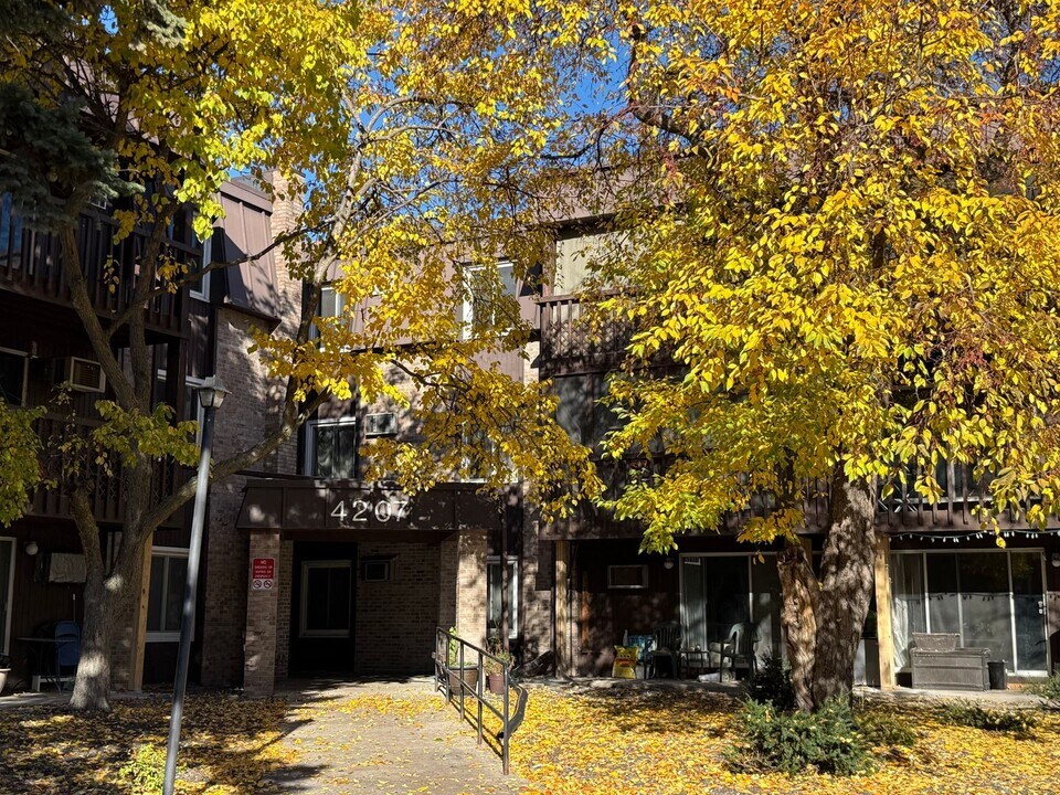 4207 Lakeside Ave N in Minneapolis, MN - Building Photo