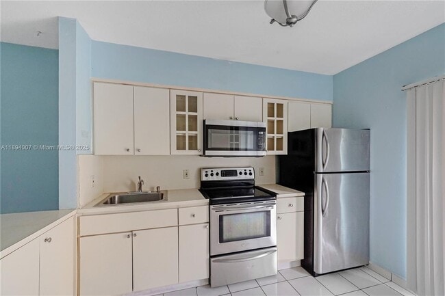 5490 W 21st Ct in Hialeah, FL - Foto de edificio - Building Photo
